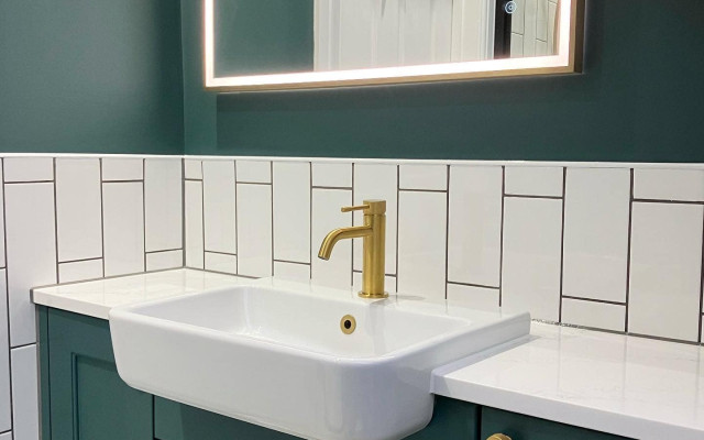 Stylish and Modern Bathroom Design Featuring a Chic Sink and Mirror