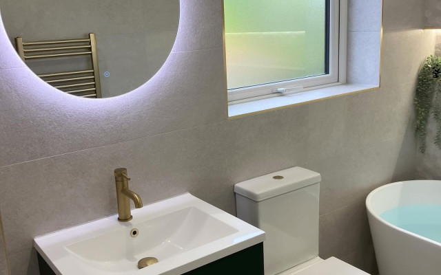 Bristol Plumbing Supplies Bathroom Project: Modern Bathroom Design with Luxurious Finishes